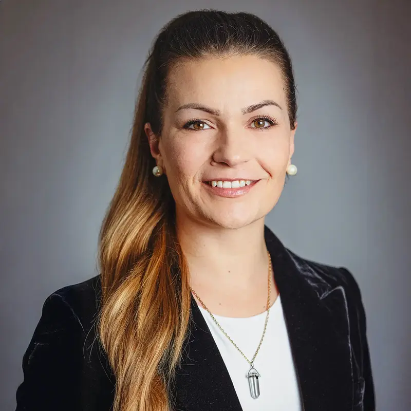 Eine Stadtratskandidatin lächelt freundlich in die Kamera, bereit für die Kommunalwahl 2026 in Landshut.