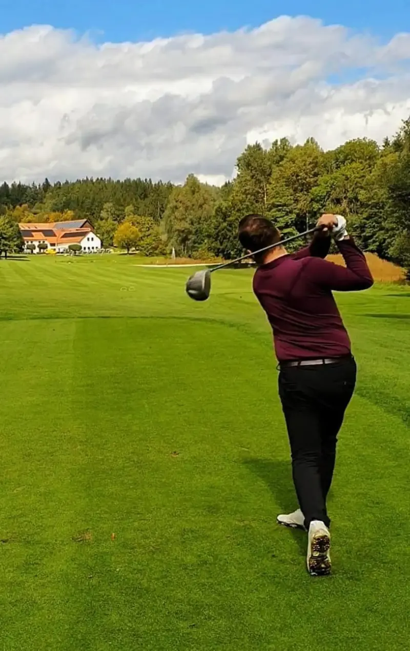 Eine belebte Szene in Landshut mit dem historischen Stadttor und dem Turm, wo die Kommunalwahl 2026 vorbereitet wird.